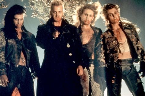 ¿Recuerdas a los Lost Boys? Una serie de culto que te atrapará con vampiros rebeldes y romances imposibles