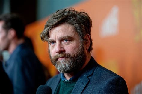 ¿Qué pasaría si un niño pequeño pudiera comunicarse con los muertos?! Una comedia dramática sobre la familia y el crecimiento personal con Zach Galifianakis como protagonista