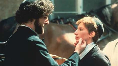 Yentl, un drama musical que explora la búsqueda de identidad en un mundo patriarcal